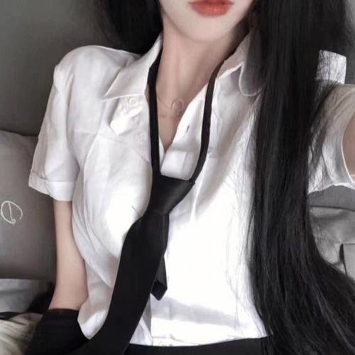 照片中的女孩